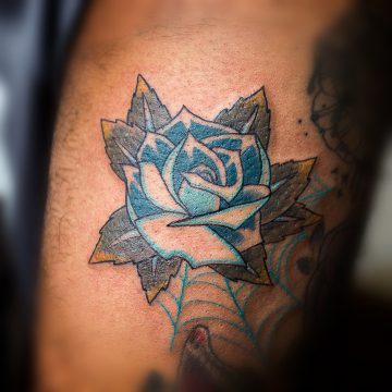 Tatouage Symboles Rose Fille Manchette Haut Du Bras